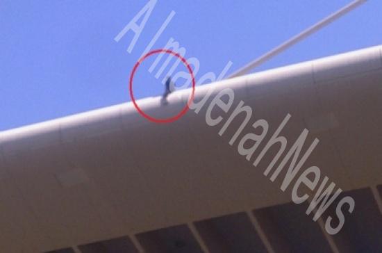 الشرطة تمنع فتاة من الإنتحار من فوق جسر عبدون